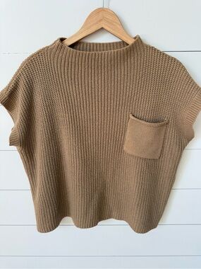 Chunky Knit Sleeveless Sweater Vest in Camel Medium